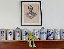 Bierkr&uuml;ge aus Steinzeug stehen auf einem Regal unter einem Portr&auml;t des ehemaligen US-Pr&auml;sidenten Lincoln im deutschen Restaurant &laquo;Suppenk&uuml;che&raquo;. - &copy; Barbara Munker/dpa