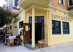 G&auml;ste sitzen im Au&szlig;enbereich des deutschen Restaurants &laquo;Suppenk&uuml;che&raquo;. - &copy; Barbara Munker/dpa