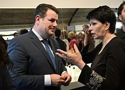 Arbeitsminister Hubertus Heil (SPD) im Gespr&auml;ch mit einer aus der Ukraine gefl&uuml;chteten Frau. Sie hat einen Job gefunden. (Archivbild) - &copy; Britta Pedersen/dpa
