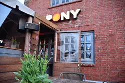 Terrasse des Club &laquo;Pony&raquo; in Kampen (Sylt): Hier hatten Party-G&auml;ste zu Pfingsten rassistische Lieder gegr&ouml;lt. - &copy; Lea Sarah Albert/dpa