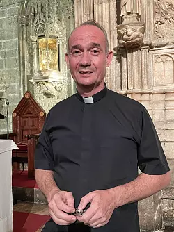 Domherr der Kathedrale und damit Hu?ter des Heiligen Kelchs: A?lvaro de Almenar mit dem Santo Ca?liz im Hintergrund. - © Manuel Meyer/dpa-tmn