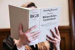 Die Rechtsprechung lässt die Verdachtskündigung nur unter strengen Voraussetzungen zu. - © Oliver Berg/dpa/dpa-tmn