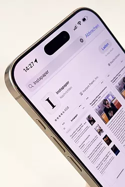 Formatiert und von Layout-Ballast befreit: Mit Instapaper lassen sich Artikel und Seiten aus dem Netz optimal auf mobilen Geräten lesen - und zwar auch offline. - © Franziska Gabbert/dpa-tmn