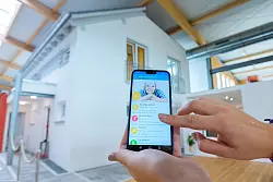 Intelligente Assistenztechniken können den Pflegealltag erleichtern - häufig sind sie per Smartphone steuerbar. - © Armin Weigel/dpa/dpa-tmn