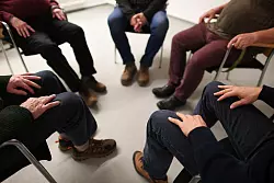 Der Behandlungsplan in der Klinik wird individuell abgestimmt und enth&auml;lt zum Beispiel oft Psychotherapie in der Gruppe. - &copy; Felix K&auml;stle/dpa/dpa-tmn