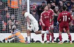 Frust bei Liverpool nach der sechsten Niederlage der Premier-League-Saison. - © Peter Byrne/PA Wire/dpa