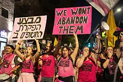 Angehörige der Geiseln fürchten bei einer Einnahme der Stadt Gaza um das Leben der Verschleppten. - © Ilia Yefimovich/dpa