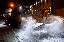 Der Winterdienst war auch noch am Freitagabend in Niedersachsen im Dauereinsatz. - &copy; Hauke-Christian Dittrich/dpa