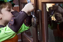 Macht das heutzutage wirklich noch jemand: Türklinken an Halloween mit Zahnpasta bestreichen? - © Christin Klose/dpa-tmn