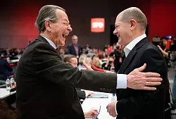 Der ehemalige SPD-Vorsitzende Franz M&uuml;ntefering (l) und Bundeskanzler Olaf Scholz begr&uuml;&szlig;en sich. - &copy; Bernd von Jutrczenka/dpa