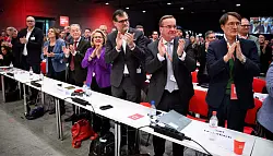 Stehende Ovationen f&uuml;r den Kanzler: Bundesgesundheitsminister Karl Lauterbach (v.r.), Verteidigungsminister Boris Pistorius, Kanzleramtsminister Wolfgang Schmidt und Entwicklungsministerin Svenja Schulze. - &copy; Bernd von Jutrczenka/dpa