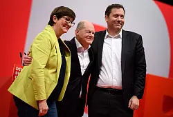 Die wiedergew&auml;hlten SPD-Vorsitzenden Saskia Esken und Lars Klingbeil nehmen Kanzler Olaf Scholz in ihre Mitte. - &copy; Bernd von Jutrczenka/dpa