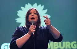 Trotz Verlusten für ihre Grünen ist Spitzenkandidatin Katharina Fegebank nach ersten den Prognosen erleichtert und zu Freudentränen gerührt. - © Marcus Brandt/dpa