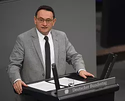 Ulrich Lange von der Union will sich auf weitergehende Vereinbarungen zum Deutschlandticket nicht einlassen. - © Serhat Kocak/dpa