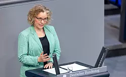 Julia Verlinden (Grüne) wünscht sich weitergehende Vereinbarung zum Deutschlandticket. - © Lucas Röhr/dpa