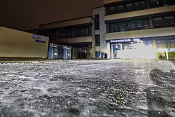 Der Weg zur Gesamtschule-S&uuml;d in Duisburg ist am Morgen spiegelglatt. - &copy; Christoph Reichwein/dpa