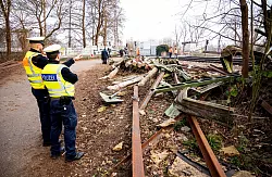 Die Reparaturarbeiten an der Bahnstrecke im Süden Hamburgs dauern an. - © Daniel Bockwoldt/dpa