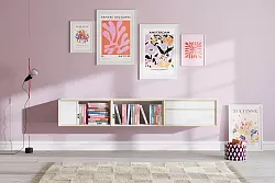 Flache, schwebende Bücherregale, hier von Müller Möbelwerkstätten, sorgen für Leichtigkeit im Raum - darüber kann man Bilder hängen und so die Wand dekorieren. - © Müller Möbelwerkstätten/VDM/dpa-tmn