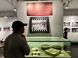 «Napalm Girl»: Die Fotografie von Pulitzer-Preisträger Nick Ut ist weltberühmt und ist im Kriegsmuseum von Ho-Chi-Minh-Stadt ausgestellt. - © Carola Frentzen/dpa