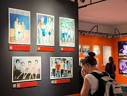 Vor den Bildern der Opfer der Chemiewaffe «Agent Orange» brechen viele in Tränen aus. - © Carola Frentzen/dpa