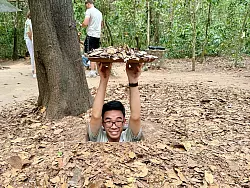 In solch engen Erdlöchern versteckten sich einst Kämpfer des Vietcong. - © Carola Frentzen/dpa