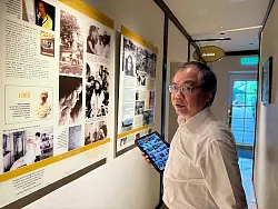 Der Historiker Nguyen Thanh Tung steht im berühmten Hotel Metropole vor Fotos der Schauspielerin Jane Fonda («Hanoi Jane») und der Sängerin Joan Baez, die hier einst im Bunker Schutz suchten. - © Carola Frentzen/dpa