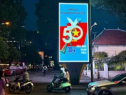 Vor dem 50. Jahrestag des Kriegsendes ist Ho-Chi-Minh-Stadt (früher Saigon) mit Plakaten zu den Feiern gepflastert. - © Carola Frentzen/dpa