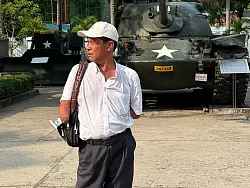 Der 56-jährige Hui hat schon als Kind durch eine Mine aus dem Krieg beide Arme und ein Bein verloren. - © Carola Frentzen/dpa