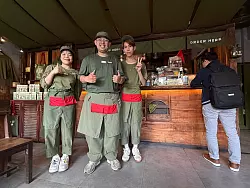 Im Cong Caphe tragen Kellner Outfits, die an die Vietcong-Kämpfer erinnern. - © Carola Frentzen/dpa