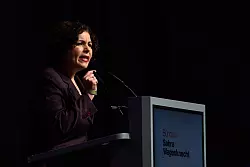 Co-Chefin Amira Mohamed Ali begeisterte den Parteitag mit einer Rede. - © Klaus-Dietmar Gabbert/dpa