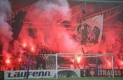 Fans von Eintracht Frankfurt sorgen regelm&auml;&szlig;ig f&uuml;r Vorf&auml;lle. (Archivbild) - &copy; Arne Dedert/dpa