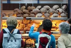 Die Bäckereien tun sich zunehmend schwer, mit den Preisen der Backwaren im Lebensmittelhandel mitzuhalten. - © Jan Woitas/dpa