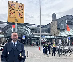 Viele St&auml;dte haben sogenannte Waffenverbotszonen eingerichtet, so wie hier am Hamburger Hauptbahnhof. (Archivbild) - &copy; Franziska Spiecker/dpa