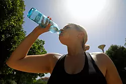 Bei Kreislaufproblemen wegen Hitze: Viel Wasser trinken (Symbolfoto) - &copy; Clara Margais/dpa