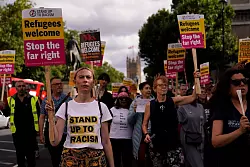 Als Reaktion auf die rechtsradikalen und antimuslimischen Ausschreitungen hatten Tausende Menschen gegen Gewalt demonstriert. (Archivbild) - &copy; Alberto Pezzali/AP/dpa