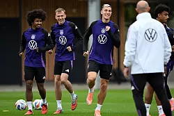 Läuft wieder rund: Nico Schlotterbeck (M.) bei der Nationalmannschaft. - © Federico Gambarini/dpa