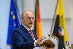 Der US-Chiphersteller Intel hatte angekündigt, in Magdeburg Großfabriken zur Chipherstellung auf der Fläche eines High-Tech-Parks bauen zu wollen. Wegen Problemen am Markt kündigte das Unternehmen zuletzt aber an, als Sparmaßnahme die Pläne zwei Jahre aufschieben zu wollen. Zur Entwicklung um Ansiedlung des Unternehmens gab Sachsen-Anhalts Ministerpräsident, Reiner Haseloff (CDU), im Landtag Auskunft. - © Klaus-Dietmar Gabbert/dpa