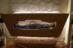 Der Leichnam von Carlo Acutis liegt in einem Sarkopharg, in den man hineinsehen kann. (Foto: Archiv) - &copy; Gregorio Borgia/AP/dpa