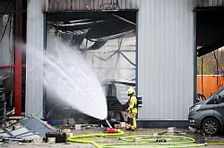 Am Vormittag hatten die Einsatzkr&auml;fte den Brand unter Kontrolle. - &copy; Bernd Thissen/dpa