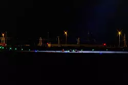 Im Schutze der Dunkelheit sind die Aktivisten aufs Flughafengel&auml;nde gelangt. - &copy; Julius-Christian Schreiner/dpa