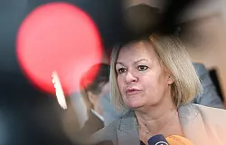 Nancy Faeser wird wohl nicht Innenministerin bleiben, hat aber trotzdem gute Chancen auf einen Kabinettsposten. (Archivbild) - © Jens Kalaene/dpa