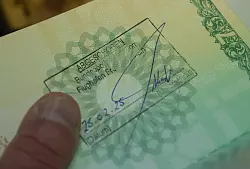 Eine Duldung ist kein Aufenthaltstitel, sondern bedeutet lediglich die vorübergehende Aussetzung der Abschiebung. (Symbolbild) - © Boris Roessler/dpa