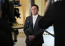 Nebenklage-Vertreter Philip von der Meden gibt am Rande des Prozesses ein Statement. - &copy; Marcus Brandt/dpa