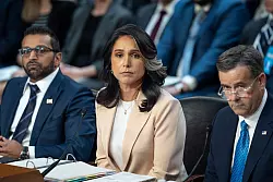 Geheimdienstkoordinatorin Tulsi Gabbard (M) und CIA-Direktor John Ratcliffe (rechts) mussten sich kritischen Fragen im US-Senat stellen. - © J. Scott Applewhite/AP/dpa