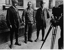Fritz Haarmann - hier auf einem undatierten Archivbild in der Mitte - ermordete mindestens 24 Jungen und junge M&auml;nner. - &copy; dpa/dpa-tmn