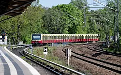 Immer wieder kommt es zu schweren Unfällen, weil Menschen auf U- oder S-Bahn-Dächer klettern und mitfahren. - © Fabian Sommer/dpa