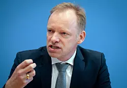 Ifo-Präsident Clemens Fuest: «Wenn das alles kippt, hätte das unkalkulierbare Folgen.» - © Kay Nietfeld/dpa