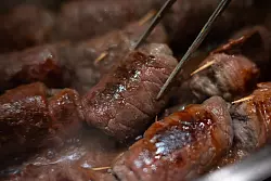 Bei älteren Menschen hoch im Kurs: Rinderrouladen. (Archivbild) - © Sebastian Gollnow/dpa