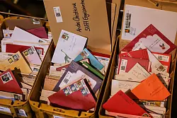 Die Briefe kommen aus aller Welt. - &copy; Oliver Berg/dpa