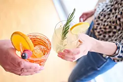 Prösterchen light: Zwei Frauen stoßen mit Limoncello Spritz und Aperol Spritz an. - © Annette Riedl/dpa/dpa-tmn